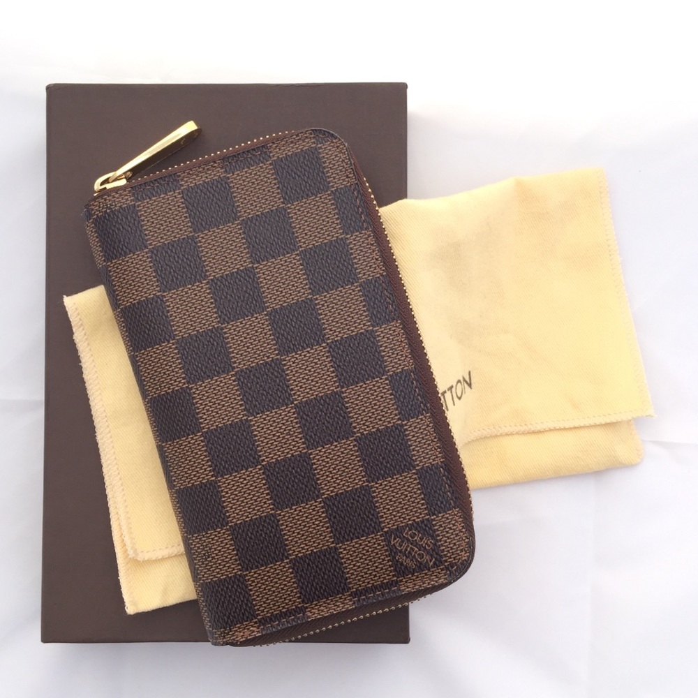 Louis Vuitton Zippy Compact in D.E. 💯 Authentic